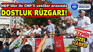 İZMİR'DE CHP'LİLER İLE HDP'LİLER ARASINDA DOSTLUK RÜZGARI