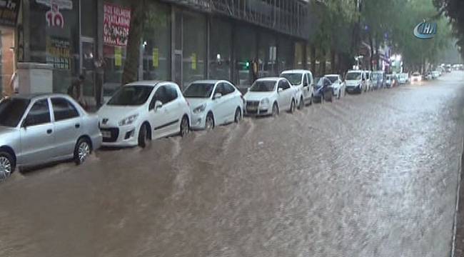 Kahramanmaraş'ta sele dönüşen yağışlar hayatı felç etti