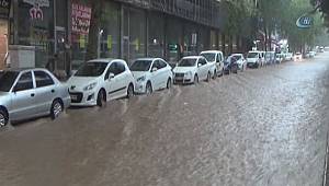 Kahramanmaraş'ta sele dönüşen yağışlar hayatı felç etti