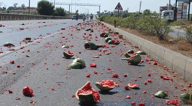 Karayolu karpuz tarlasına döndü!