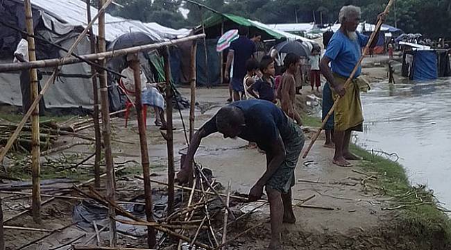 Rohingyalı Müslümanlar sel ile mücadele ediyor