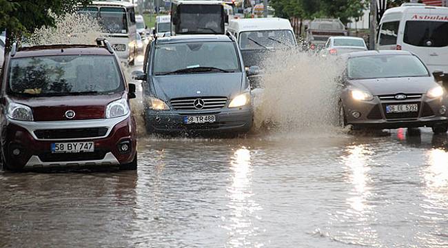 Sivas'ta cadde ve sokaklar göle döndü