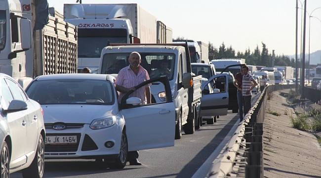 TEM’de 5 araç birbirine girdi, 10 kilometre kuyruk oluştu