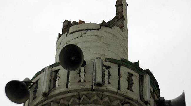 Yıldırım düşen caminin minaresi yıkıldı