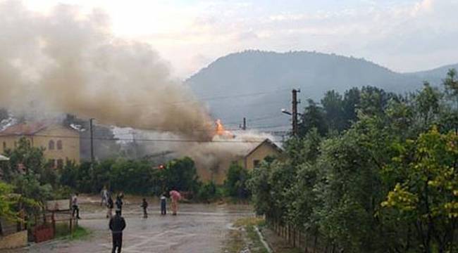 Yıldırım düşen lojmanda yangın çıktı