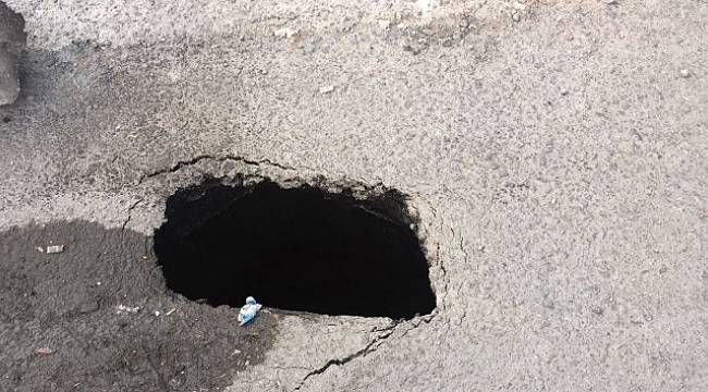 Asfalt çöktü, 10 metrelik çukur oluştu