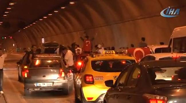 Asker uğurlamasındaki gençler tüneli trafiğe kapattı