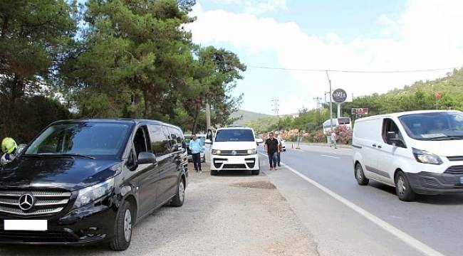 Her 3 aracın 2'sinden çıktı! Polisi görünce şok oldular...