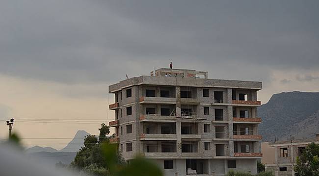 İnşaat halindeki binada çocukların tehlikeli oyunu