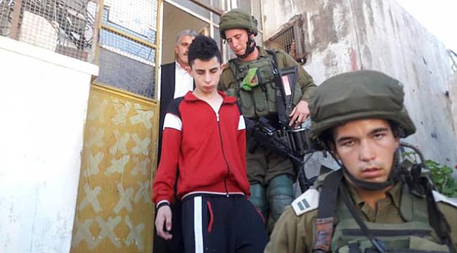 İsrail askerleri 12 yaşındaki Filistinli çocuğu gözaltına aldı