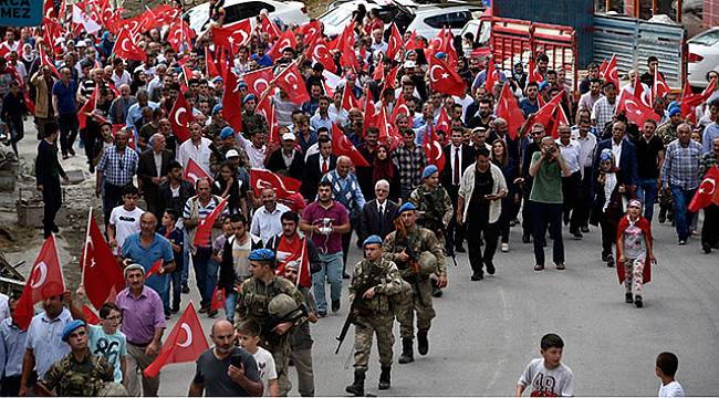 Kahramanlar güllerle, dualarla karşılandı