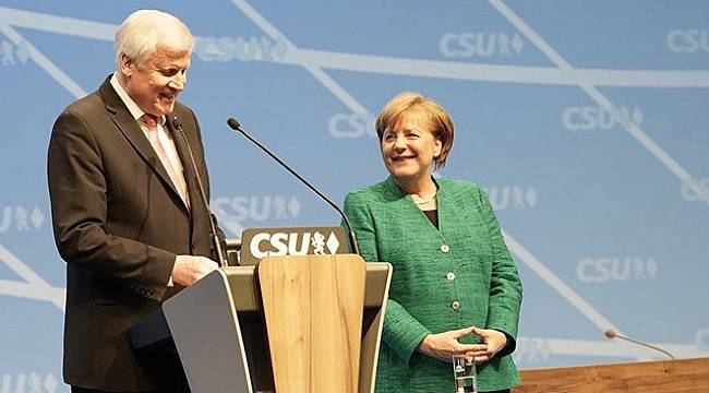 Mülteci politikası, Almanya'da istifa getirdi