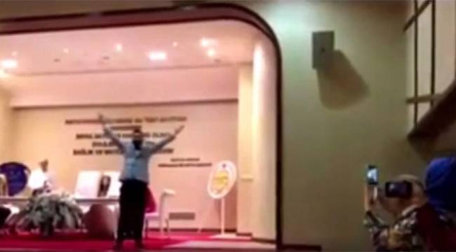 Nikahı yarıda bırakıp üçlü çektirdi