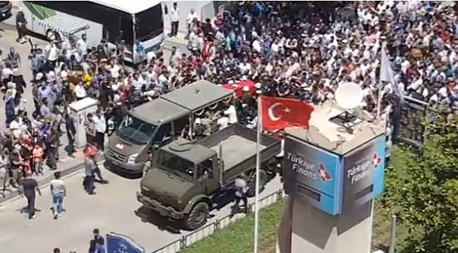 Şehidin naaşı geçerken duygulandıran görüntü