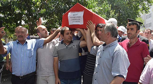 Şehit cenazesinde kahreden fotoğraf