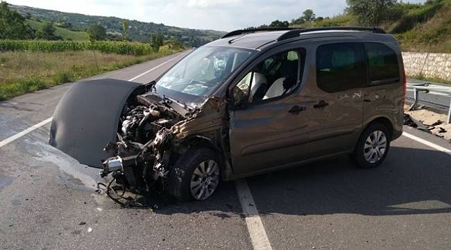 Sürücü uyuyakaldı, araç bariyerlere çarptı: 2 yaralı