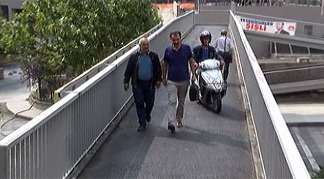 Üst geçidi köprü gibi kullanıyorlar