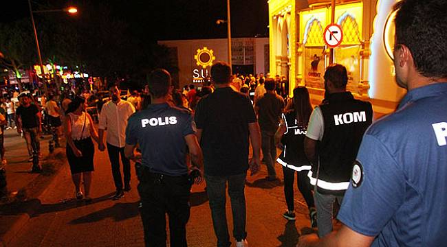 400 Polis dünyaca ünlü barlar sokağına girdi
