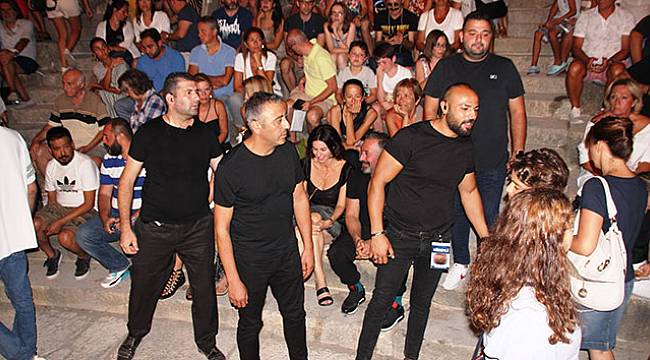 Cem Yılmaz hayranları ile arasına etten duvar ördürdü