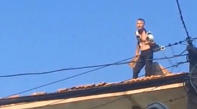 Ev sahibine kızan kiracı çatıdaki kiremitleri aşağı fırlattı