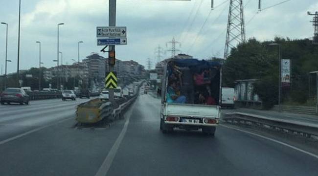 Kamyonet kasasında tehlikeli yolculuk!