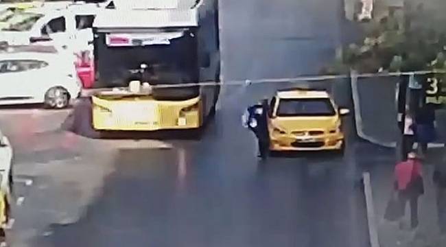 Otobüsten indi taksiye çarptı