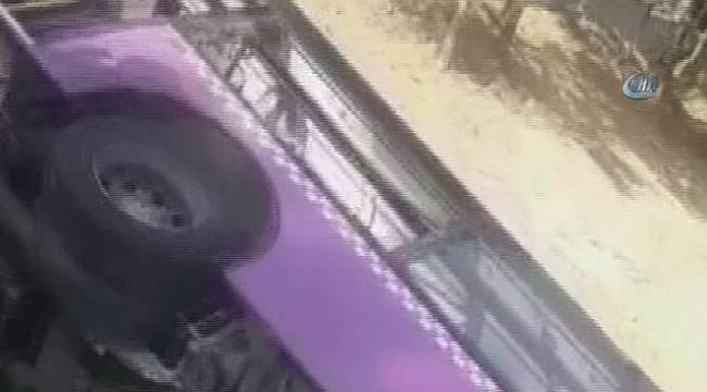 Sarıyer'de halk otobüsü devrildi