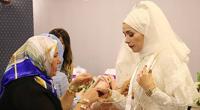 Takı töreninde gelin ve damada uçak bileti