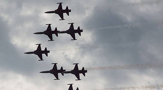 Türk yıldızlarından Beyşehir Gölü üzerinde nefes kesen prova