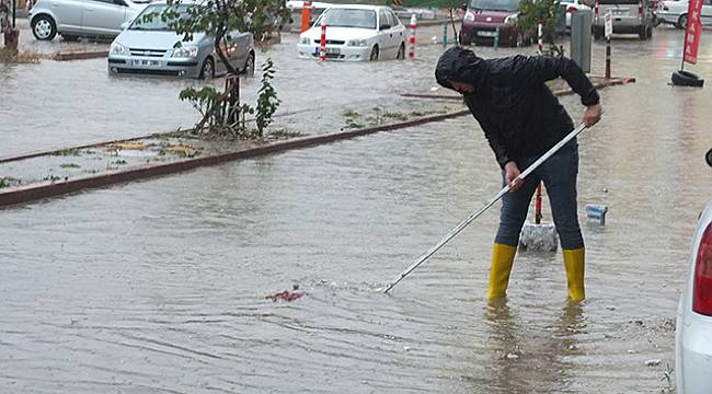 Çok sayıda ev ve iş yerini su bastı