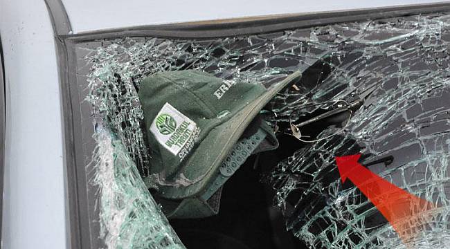 Feci kaza: Gözlüğü ve şapkası otomobilin camına yapıştı