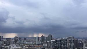 İstanbul'da kara bulutların şehre yağmuru bıraktığı anlar kamerada