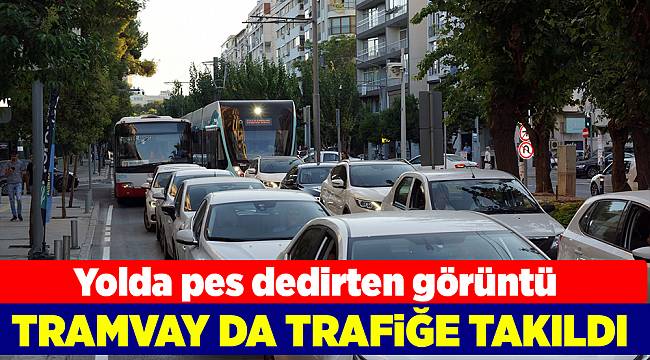 İzmir'de tramvay trafiğe takıldı