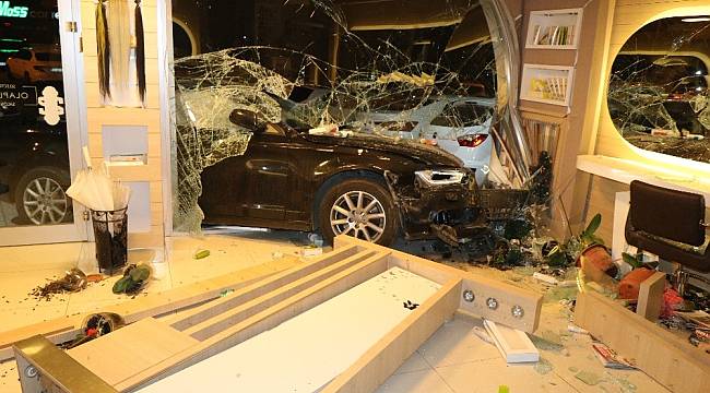 Lüks Otomobil Kadın Kuaförüne Daldı