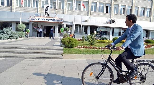 Makam aracını bıraktı bisiklete bindi