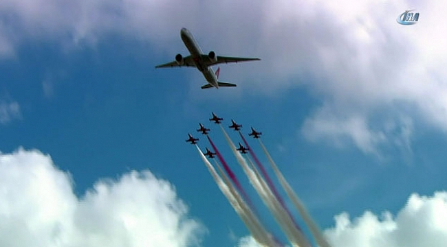 Türk Yıldızları ile THY uçağından tarihi uçuş