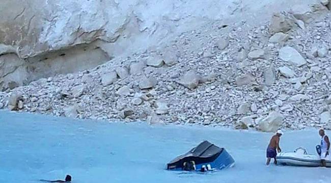 Yunanistan'da ünlü plaj çöktü