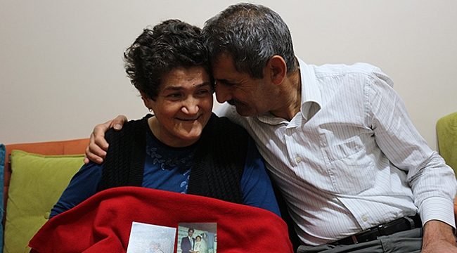 Felçli eşine 18 yıldır gözü gibi bakıyor