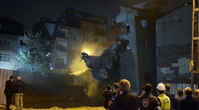 İstanbul'da çökme riski olan bina yıkılıyor
