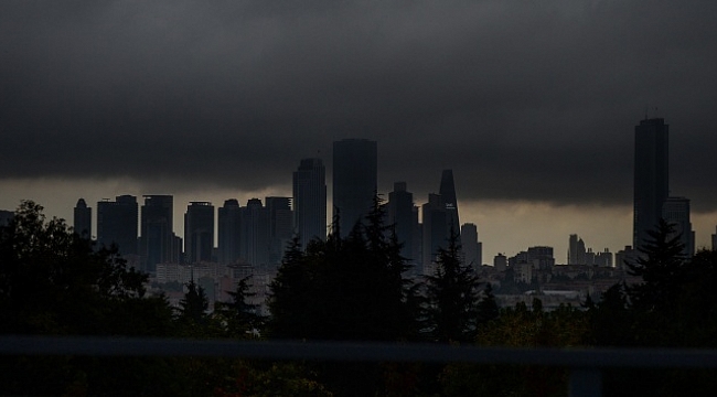 İstanbul'u kara bulutlar kapladı