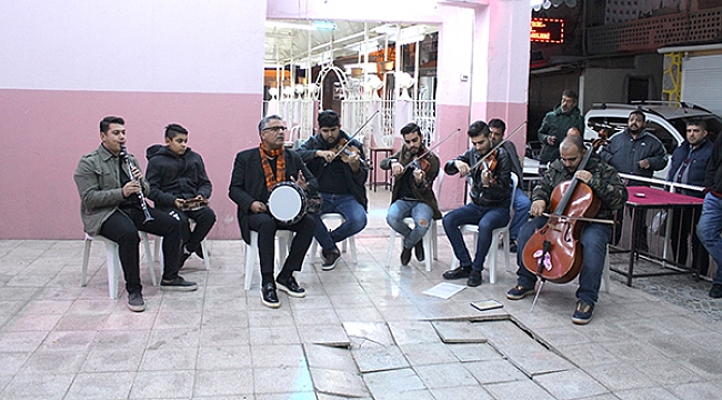 İzmir Tepecik Filarmoni Orkestrası, sokakta prova yapıyor...