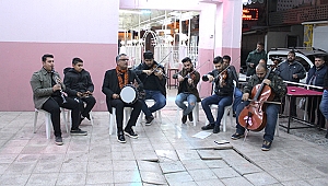 İzmir Tepecik Filarmoni Orkestrası, sokakta prova yapıyor...