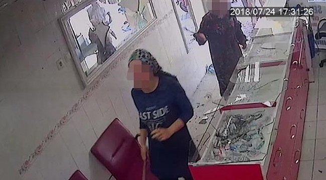 Kız kardeşler cep telefonu bayisini çekiçle bastı