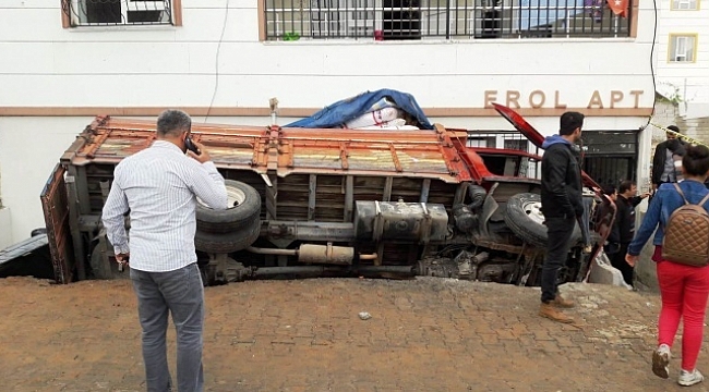 Öğrencileri kurtardı, kendisi kamyonun altında kaldı