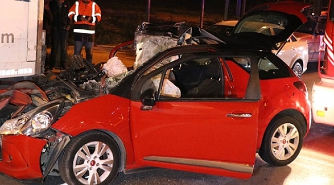 Otomobil TIR'ın altına girdi: 1 ölü 2 yaralı