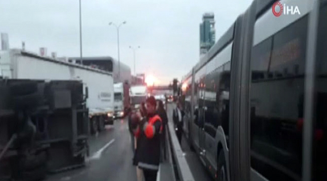 E-5'te kamyon devrildi, trafik kilitlendi