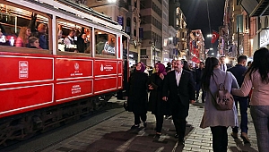 İki bakan İstiklal Caddesi'nde yürüyüşe çıktı