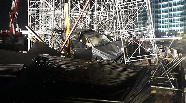 Kontrolden çıkan otomobil üst geçit inşaatına girdi