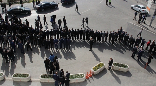 Sivas'ta vali karşılama kuyruğu