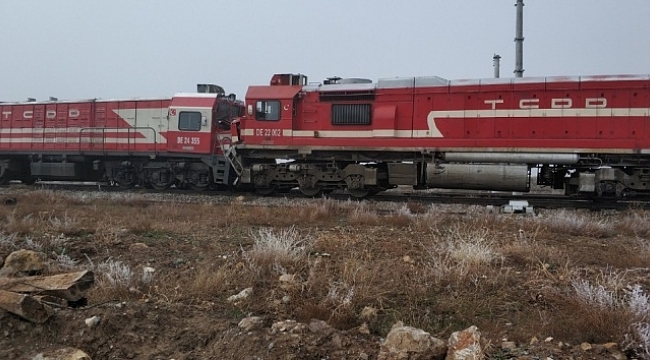 Sivas'ta yolcu treni ile yük treni çarpıştı: 14 yaralı